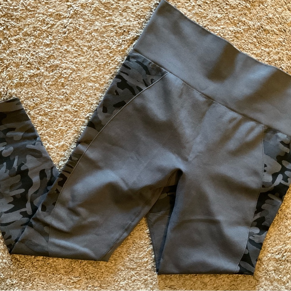Zyia Active Seamless Performance Grey Camo Leggings 7/8 Length Hi Rise - Size XL